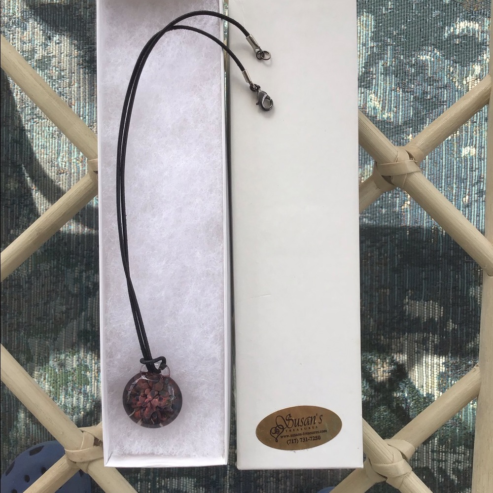 Glass blown Flower necklace From Susan’s treasures - Picture 1 of 5